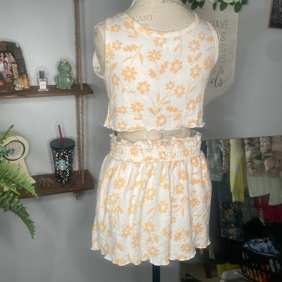 Colsie LARGE Two Piece Floral Orange and White Tank Top and Shorts Set - Picture 3 of 4